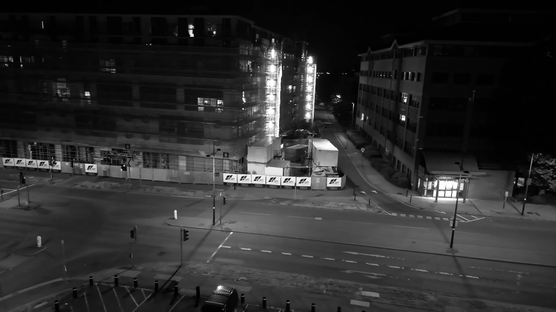 Nočni pogled kamere na gradbišče in ulico